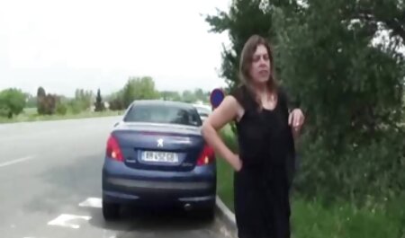 Slanke brunette in vlaamse sexfilmpjes een onthullende jurk voor de agent, trok hem naar beneden en gaf op de bank