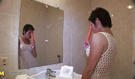 Jonge nimf in vrouwvriendelijke sexfilmpjes T-SHIRT Masturbeert clit met stofzuiger