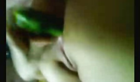 Verraderlijke vrouw geniet sex filmpjes anaal van мейсситингом, handboeiend de handen van een man