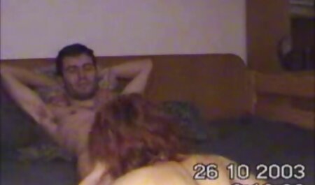 Jonge hottie striptease laat zich zien op een pooltafel en duwt de vibrator uit in de dop gratis amateur sex filmpjes