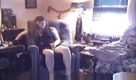 Brunette pronkt met blote kont en lange benen in een zwarte gratis tienerseks films panty.