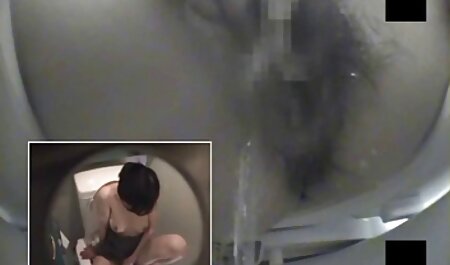 Aziatisch meisje neukt op de trein met sex film beffen een hoop perverselingen.