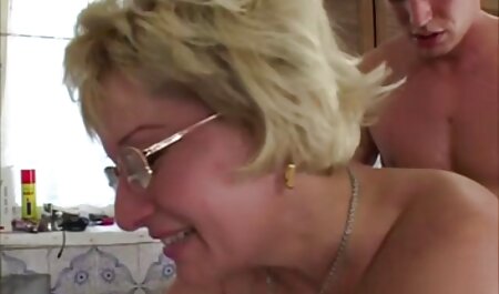 Lief Blondje liet een poesje zien zonder lingerie en gaf zichzelf aan de man gratis p films
