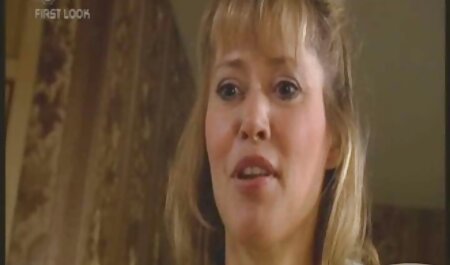Ervaren MILF met een lekkere seks films bril op haar hoofd knielt voor haar vriend en masturbeert zijn grote lul.