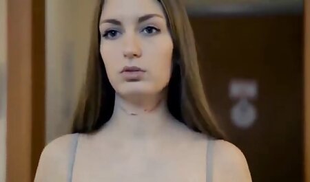 Geile meisjes in kleurrijke zwembroeken hebben elastische vrouwvriendelijke sexfilmpjes billen bij het zwembad.