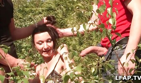 Afro-Amerikaanse vrouw met grote дойками free sex filmpjes haar vriendin in de tuin