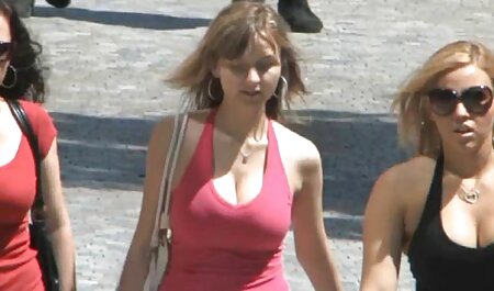 MILF met kleine borsten gaat om anale seks met een man sexfilmpjes kijken op de vloer.